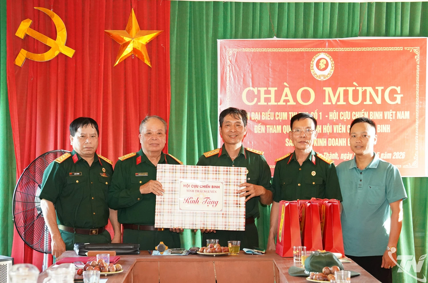 Cụm thi đua số 1, Hội CCB Việt Nam tặng quà động viên HTX nuôi hươu Hội CCB Trọng Hùng, tại xã Tân Thành.
