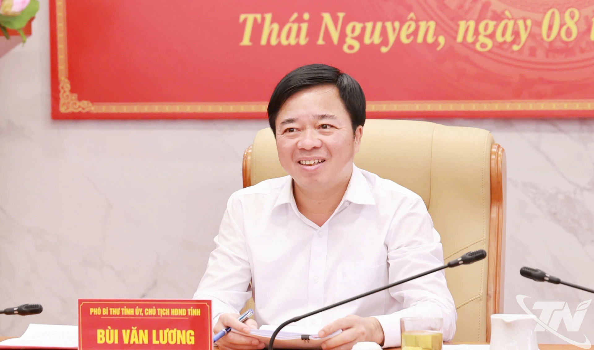 Đồng chí Chủ tịch HĐND tỉnh Bùi Văn Lương chủ trì Hội nghị.