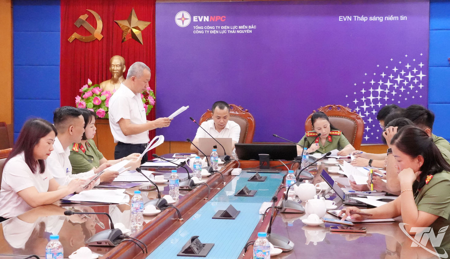 Đoàn công tác đánh giá cao hiệu quả các mô hình bảo đảm an ninh trật tự được triển khai tại Công ty Điện lực Thái Nguyên.