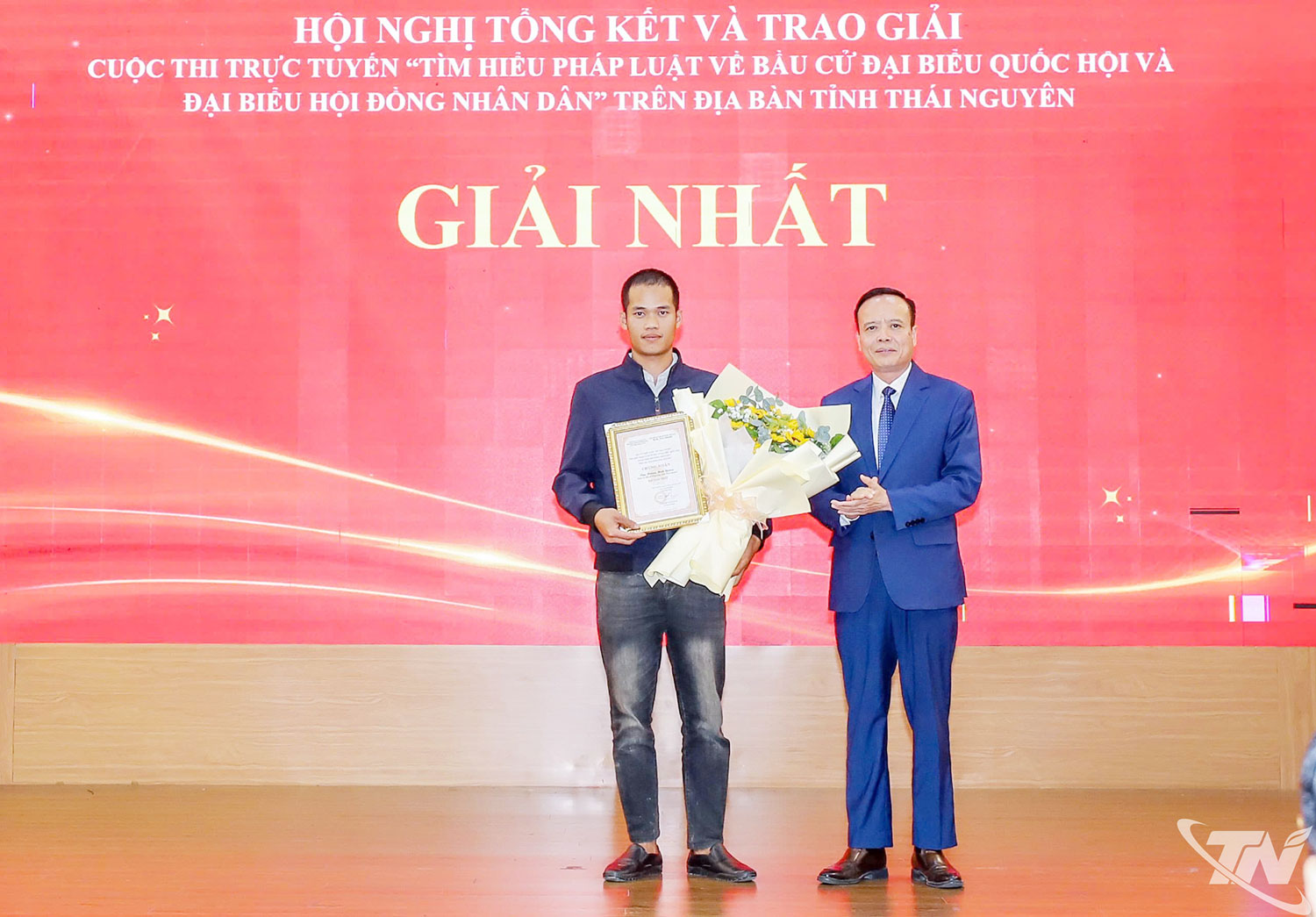 Đồng chí Đồng Văn Lưu,Phó Chủ tịch HĐND tỉnh trao khen thưởng cho cá nhân đoạt giải Nhất Cuộc thi.