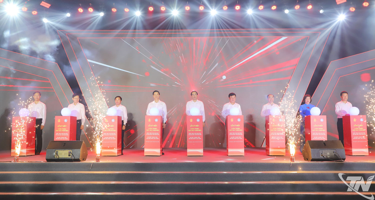 Các đại biểu thực hiện nghi thức Ra mắt và khởi động Trung tâm Đổi mới sáng tạo Vùng