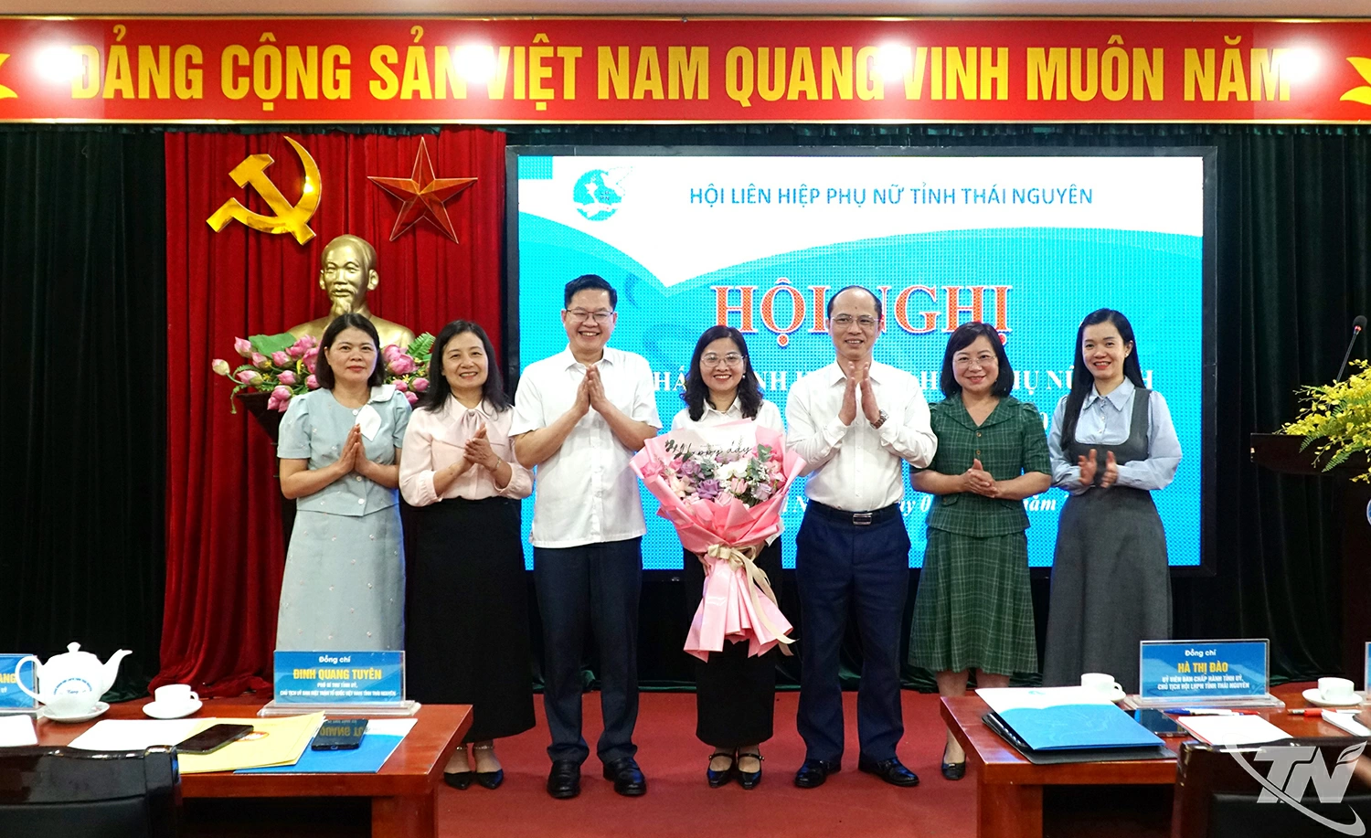 Đồng chí Đinh Quang Tuyên, Phó Bí thư Tỉnh ủy, Chủ tịch Ủy ban MTTQ Việt Nam tỉnh Thái Nguyên tặng hoa chúc mừng tân Phó Chủ tịch Hội liên hiệp Phụ nữ tỉnh.