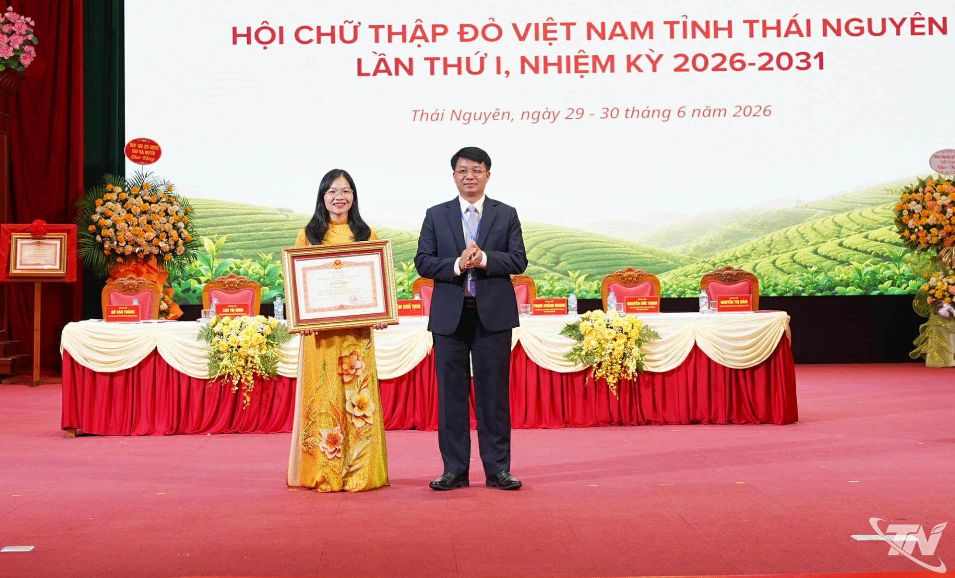Trao tặng Bằng khen Thủ tướng Chính phủ cho cá nhân có thành tích xuất sắc.