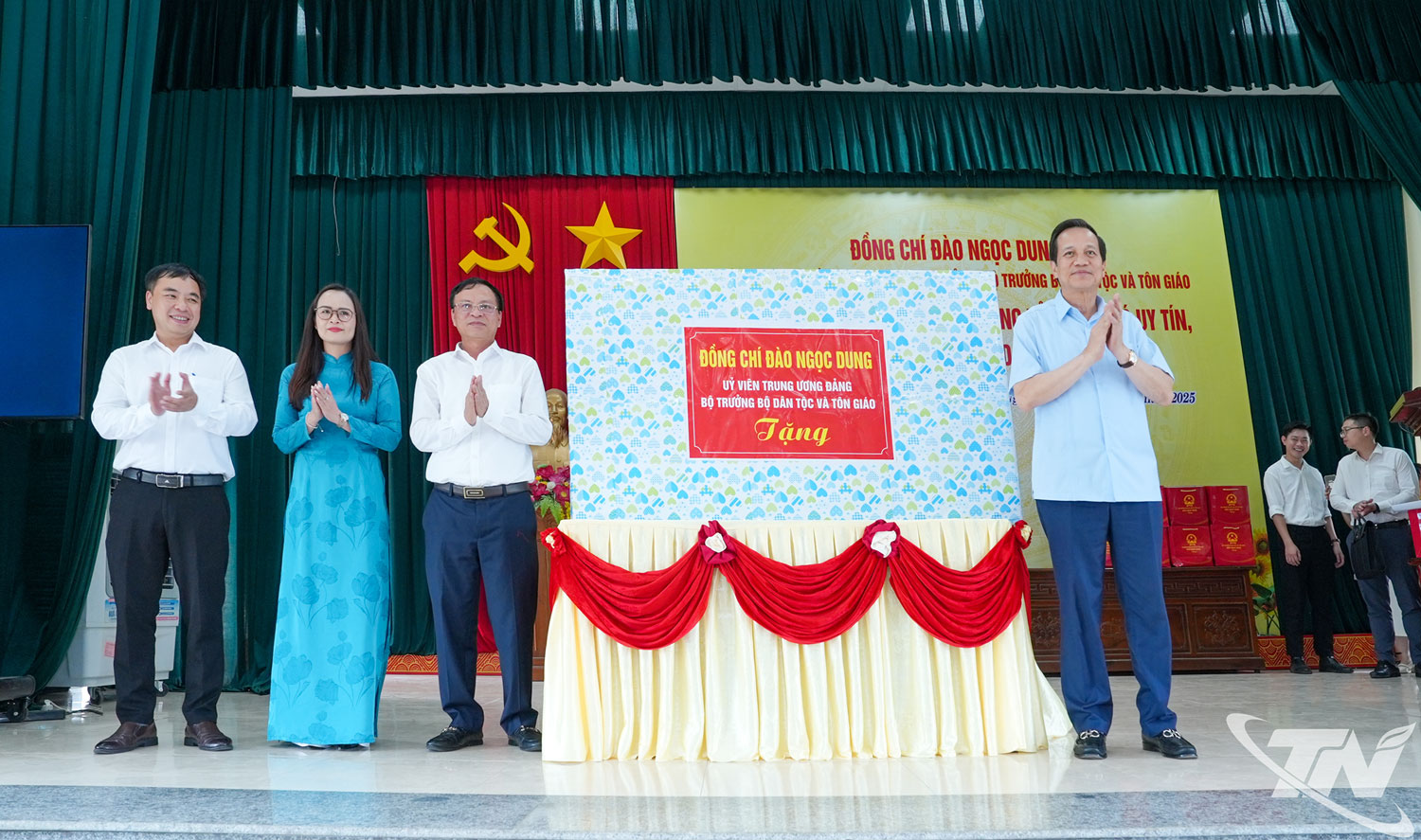 Bộ trưởng Đào Ngọc Dung trao quà là ti vi màn hình rộng tặng xã Đồng Hỷ.