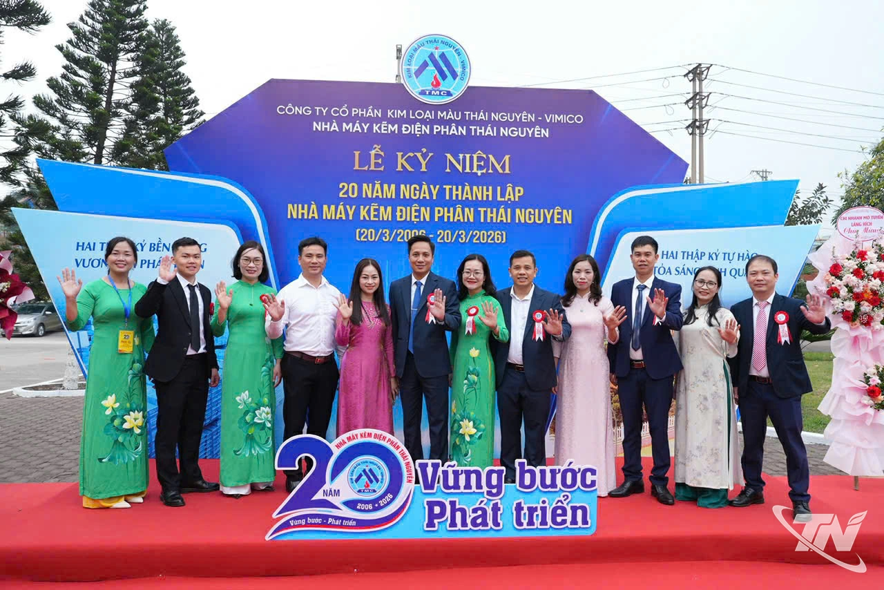 Cán bộ công nhân nhà máy tại lễ kỉ niệm