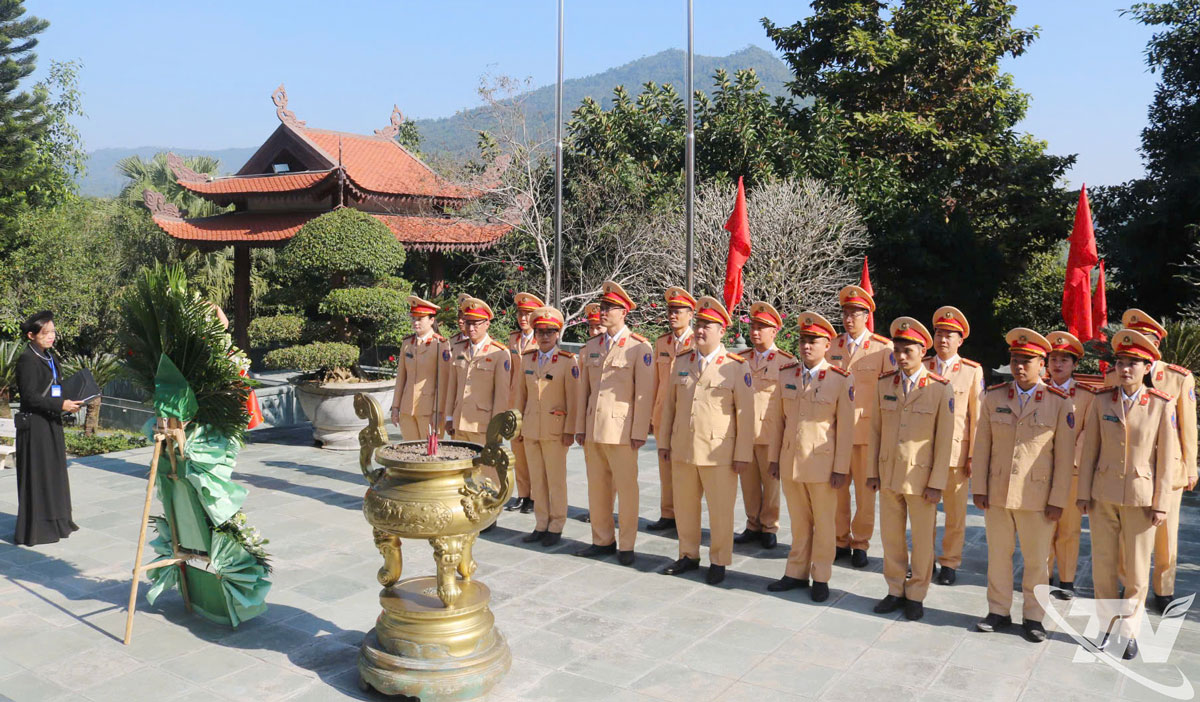 Đoàn đại biểu Phòng Cảnh sát giao thông, Công an tỉnh dâng hương, báo công với Bác tại Nhà tưởng niệm Người trên đỉnh Đèo De.