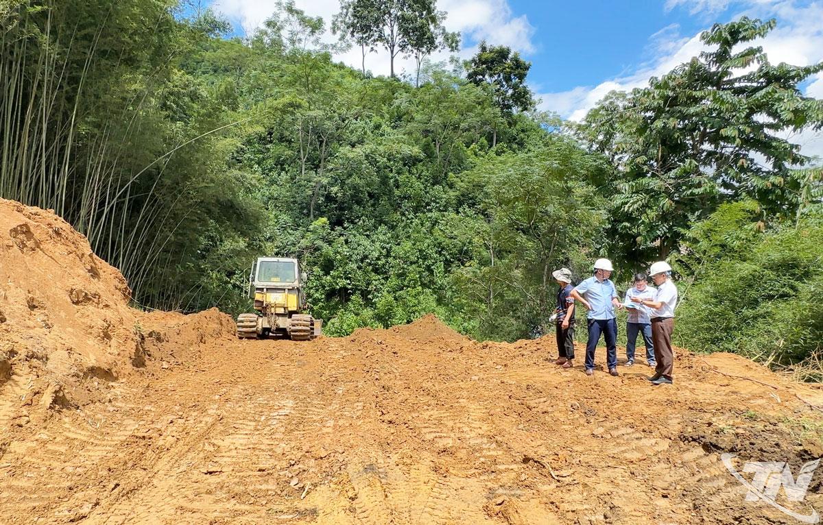 Lãnh đạo UBND xã Bằng Thành kiểm tra tiến độ thi công tuyến đường liên thôn Khuổi Khon - Khuổi Ỏ.  