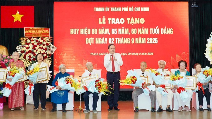 Chủ tịch Quốc hội Trần Thanh Mẫn trao Huy hiệu 65, 60 năm tuổi Đảng đến các đồng chí đảng viên. Ảnh: HOÀNG HÙNG