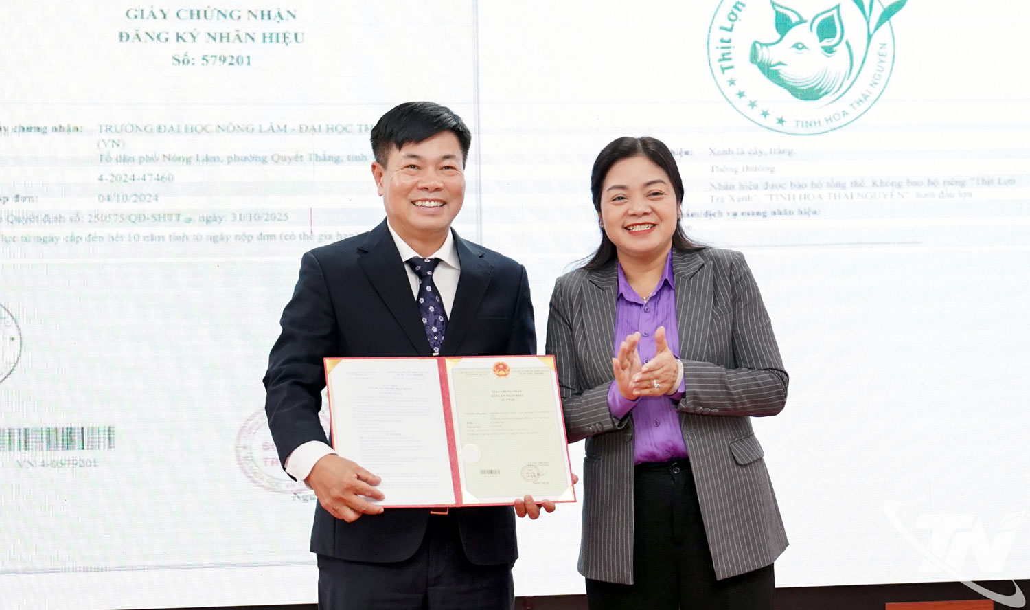 Đồng chí Phó Chủ tịch UBND tỉnh, Nguyễn Thị Loan trao Giấy chứng nhận nhãn hiệu “Thịt lợn trà xanh – Tinh hoa Thái Nguyên” cho Trường Đại học Nông lâm Thái Nguyên.