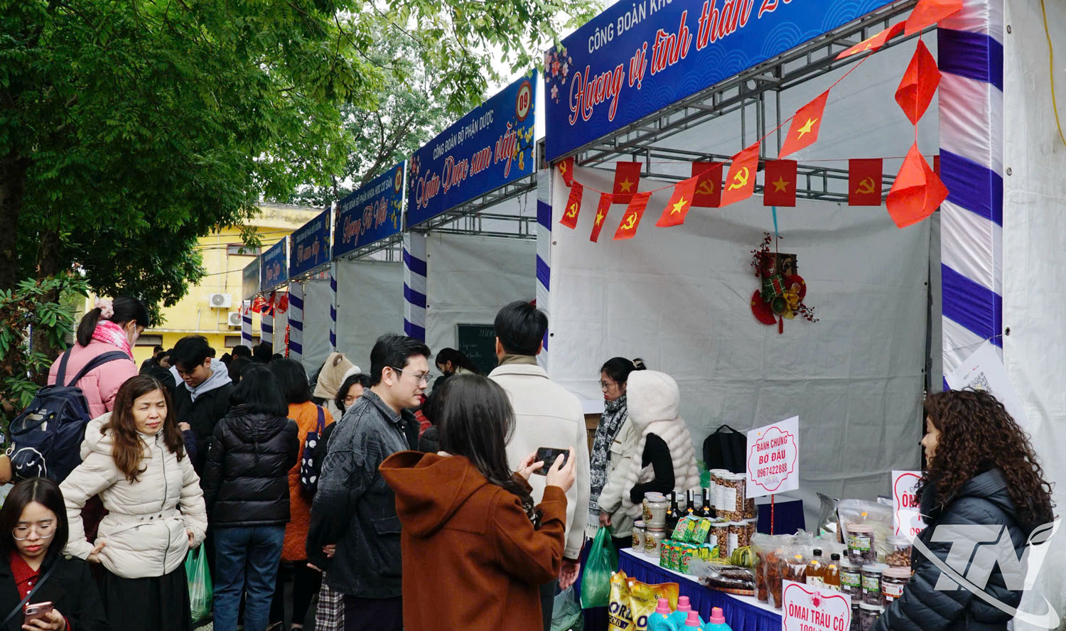 Đ&ocirc;ng đảo đo&agrave;n vi&ecirc;n, người lao động tham gia Chợ Tết C&ocirc;ng đo&agrave;n.