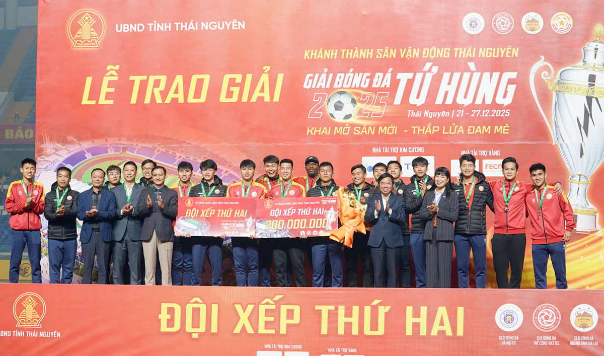 Ban Tổ chức trao Giải Nh&igrave; cho C&acirc;u lạc bộ PVF C&ocirc;ng an nh&acirc;n d&acirc;n.