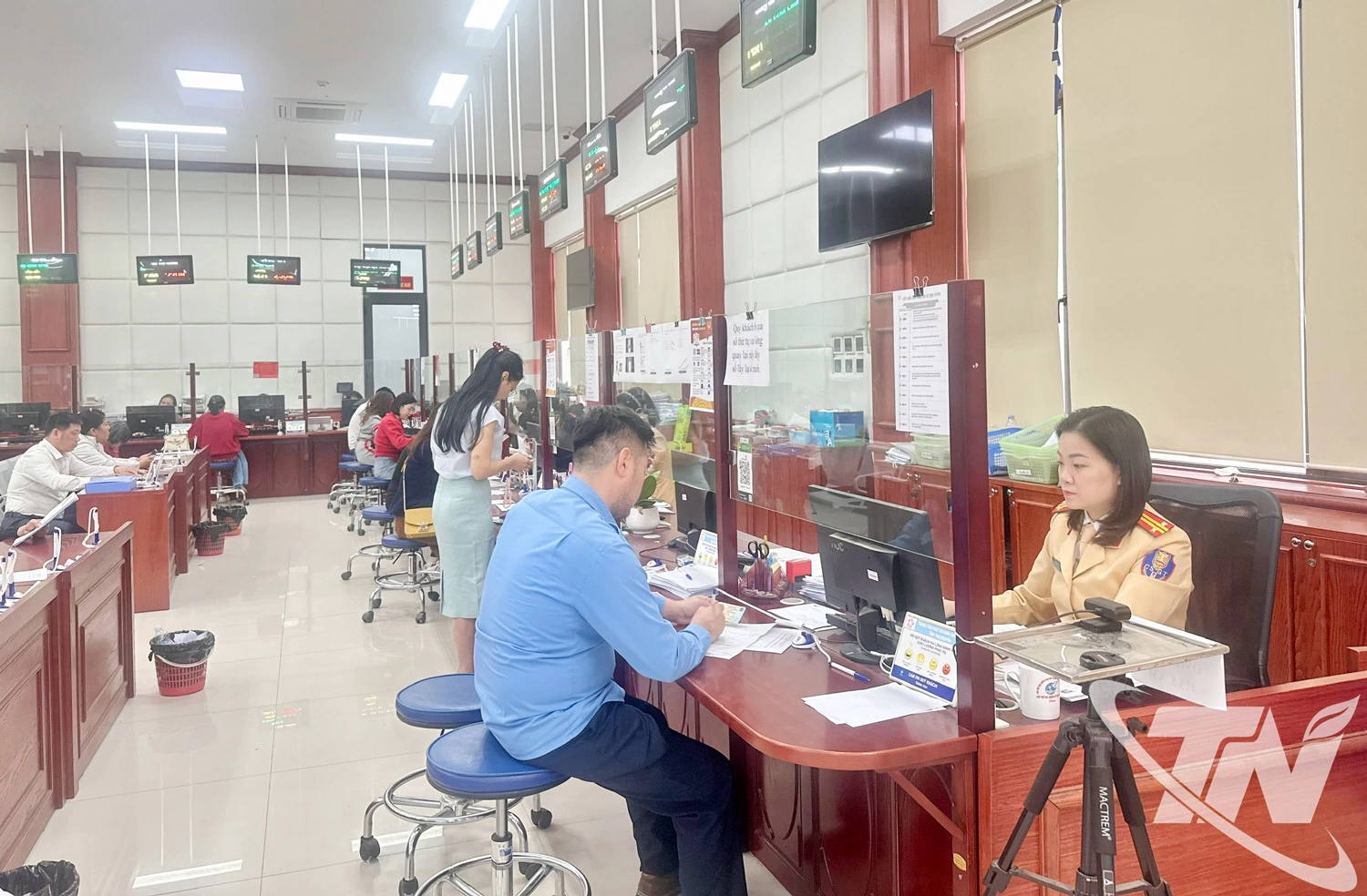 Người d&acirc;n đến thực hiện thủ tục tại Trung t&acirc;m H&agrave;nh ch&iacute;nh c&ocirc;ng tỉnh, thuận tiện hơn nhờ quy tr&igrave;nh giải quyết hiện đại.