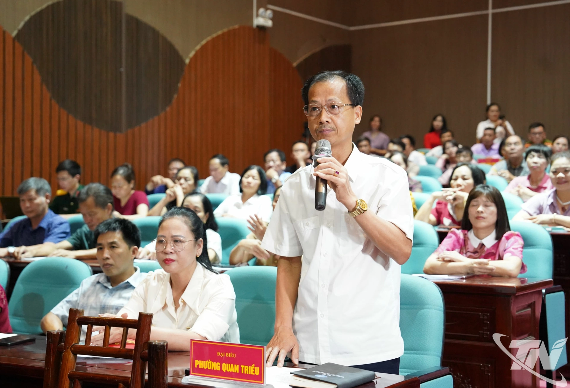 Cử tri phường Quan Triều phát biểu tại buổi tiếp xúc.