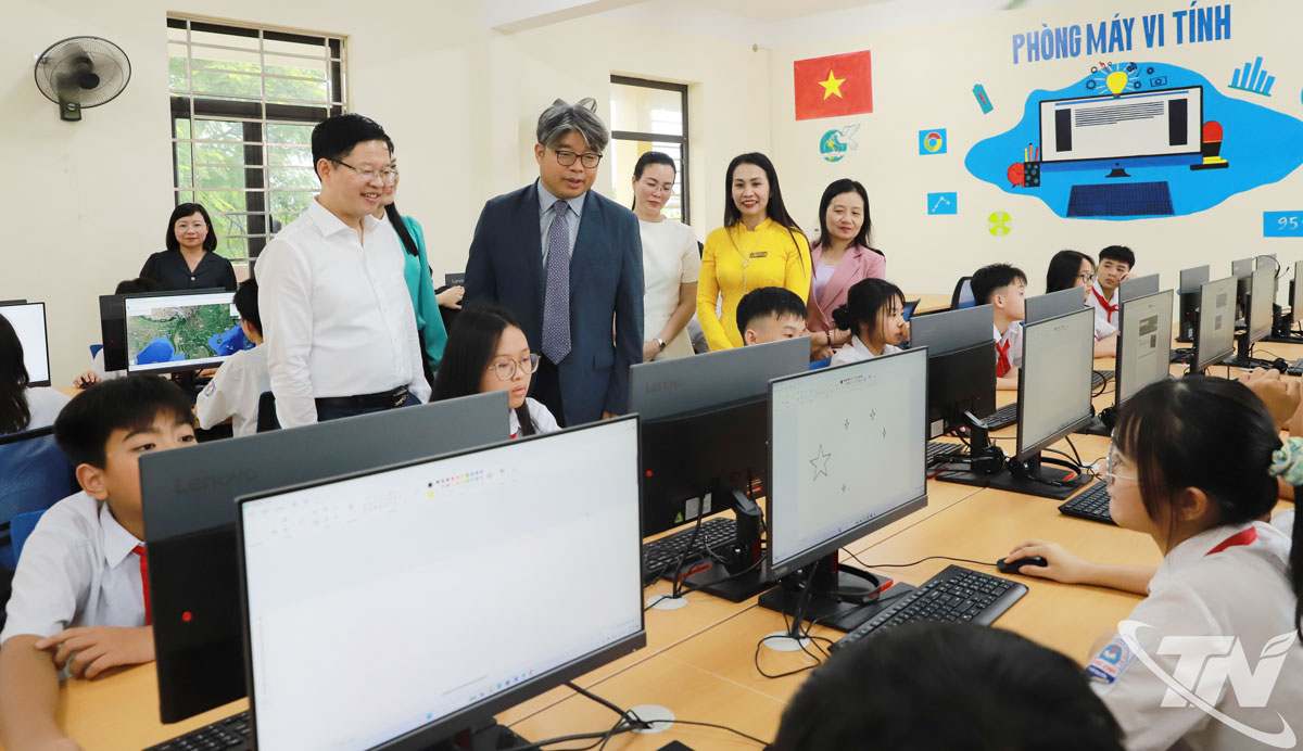 Các đại biểu tham quan phòng học.