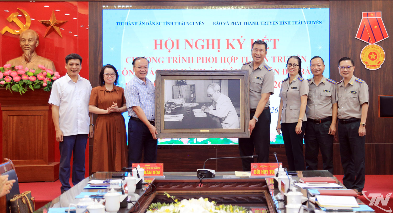 Lãnh đạo Thi hành án dân sự tỉnh Thái Nguyên tặng quà lưu niệm cho Báo và PT-TH Thái Nguyên.