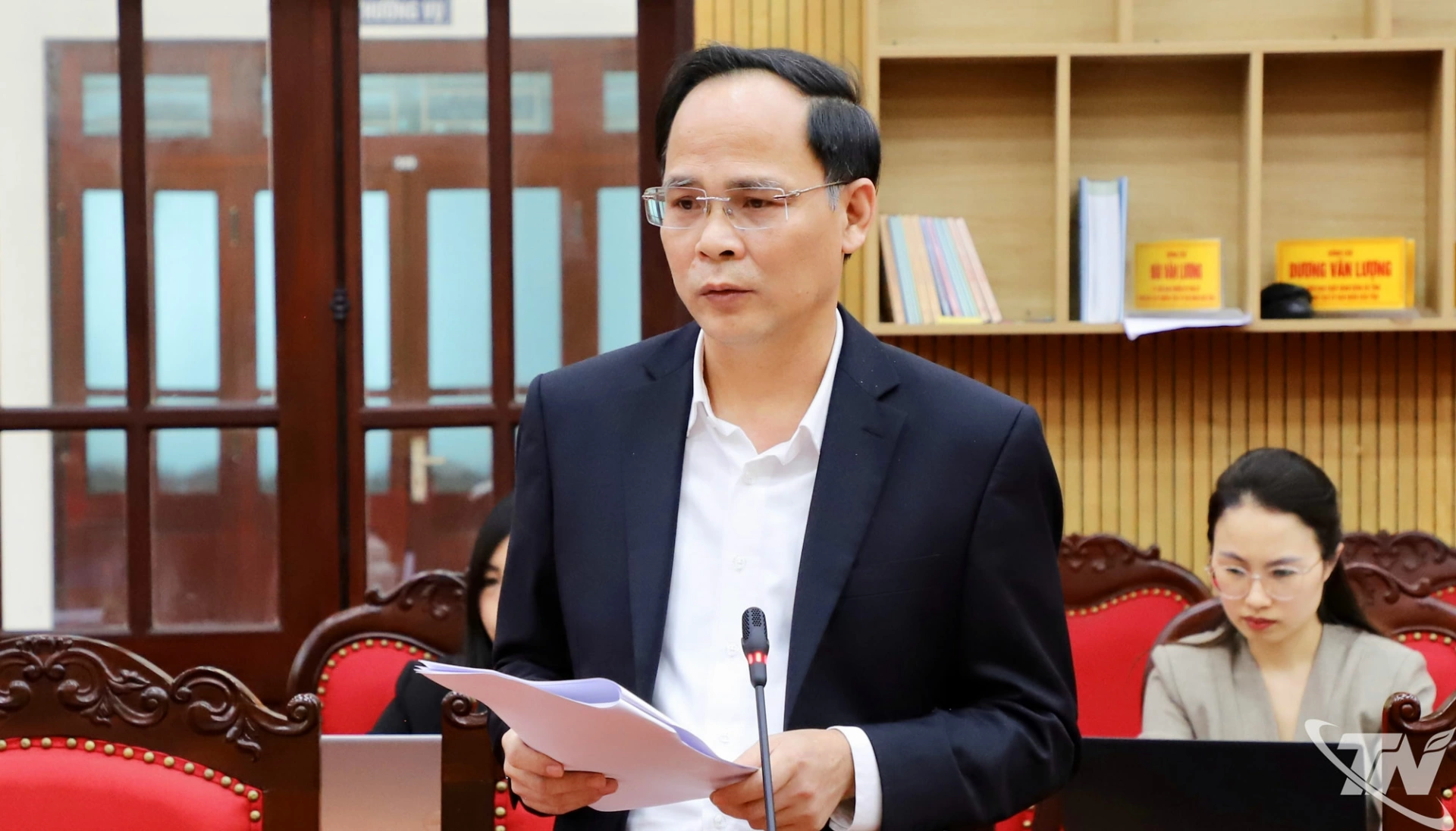 Đồng chí Nguyễn Linh, Ủy viên Ban Thường vụ Tỉnh ủy, Phó Chủ tịch UBND tỉnh, trình bày các dự thảo tờ trình.