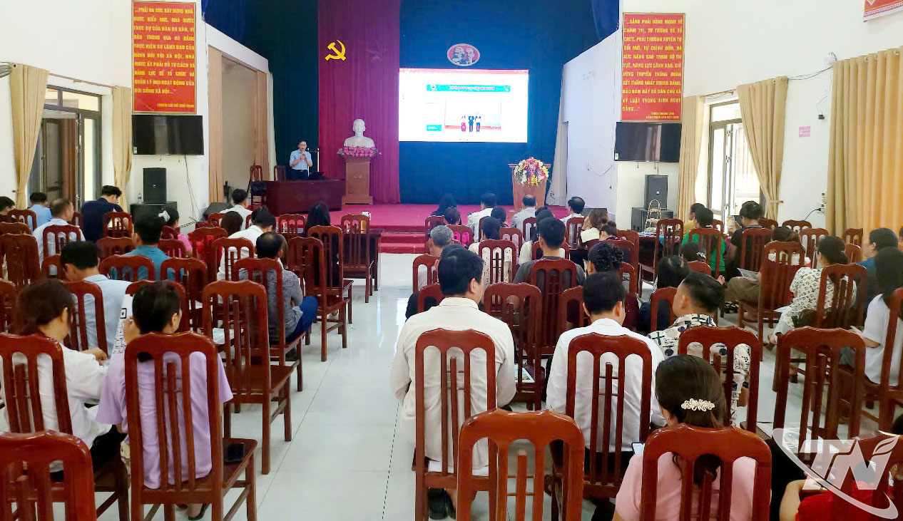 Lớp học về tr&iacute; tuệ nh&acirc;n tạo (AI) cho b&agrave; con n&ocirc;ng d&acirc;n x&atilde; Vạn Ph&uacute;c do anh em &ldquo;Bộ đội xứ tr&agrave;&rdquo; truyền giảng.    &nbsp;