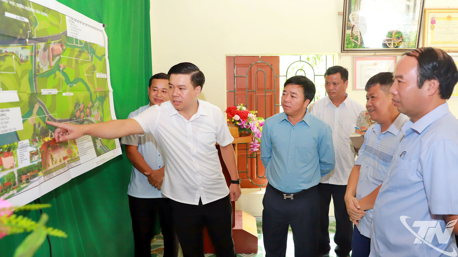 Lãnh đạo xã Chợ Mới giới thiệu tổng quan Khu du lịch homestay Khuân Bang với Đoàn công tác