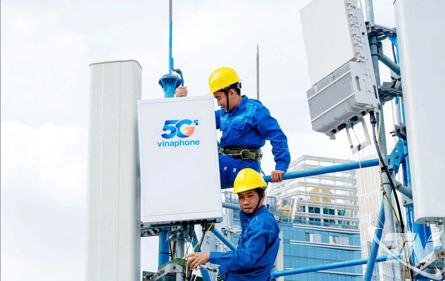 Từ mở rộng vùng phủ sóng 5G, phổ cập mạng cáp quang đến xây dựng trung tâm dữ liệu   và triển khai mô hình một cửa số, hạ tầng số đang từng bước trở thành nền móng cho   chính quyền số, kinh tế số và xã hội số, tạo động lực mới cho tăng trưởng bền vững.