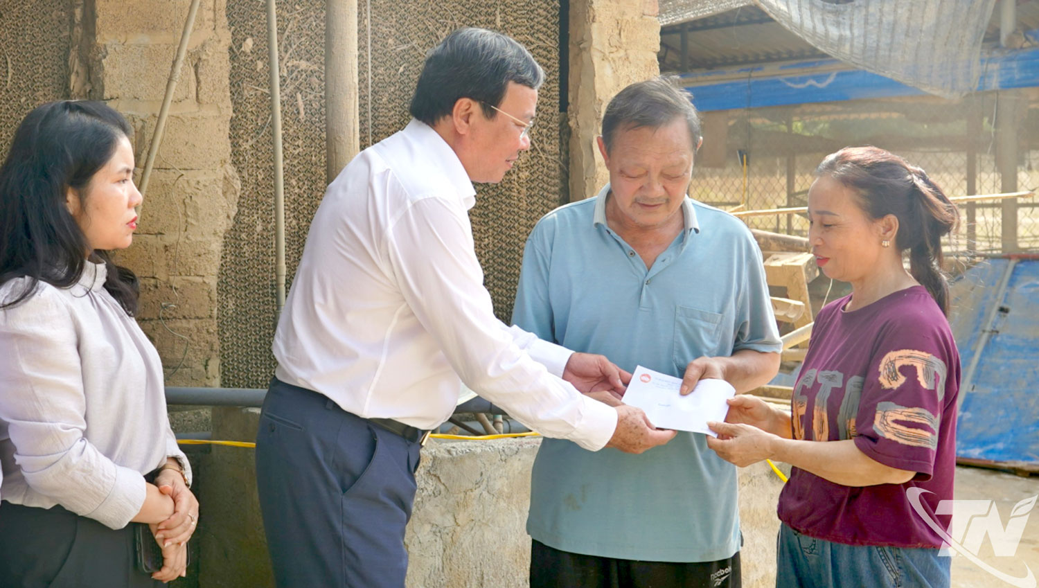 Đồng chí Lê Văn Hẳn, Phó Bí thư Tỉnh ủy, Chủ tịch Ủy ban MTTQ tỉnh Vĩnh Long đến thăm hỏi, động viên và trao hỗ trợ cho 5 hộ dân tại phường Linh Sơn