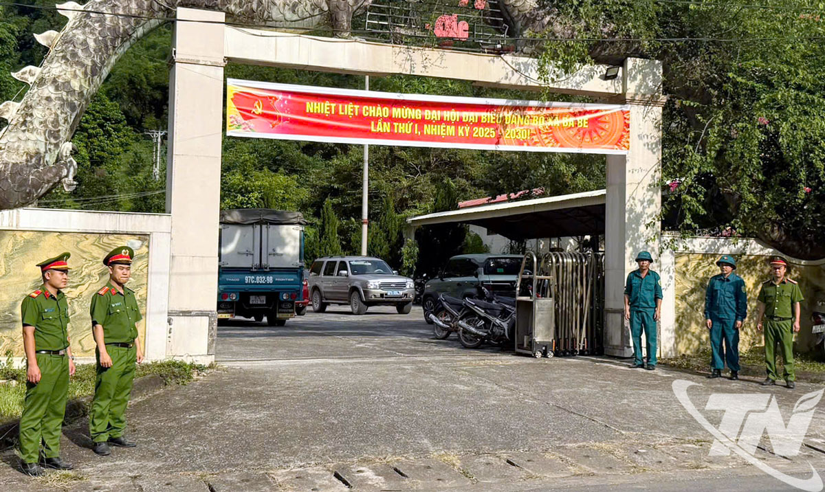 Lực lượng Công an xã Ba Bể thực hiện nhiệm vụ bảo vệ an ninh, trật tự tại Đại hội đại biểu Đảng bộ xã, nhiệm kỳ 2025-2030