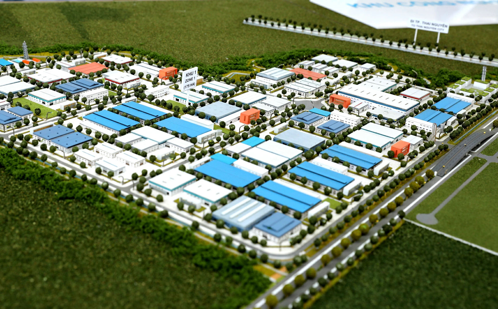 Khu công nghiệp Sông Công II giai đoạn 2 (với tổng diện tích quy hoạch gần 300ha, có vị trí chiến lược và hạ tầng kỹ thuật hiện đại) đang trở thành lựa chọn hấp dẫn đối với các nhà đầu tư trong các lĩnh vực công nghệ cao, điện tử, năng lượng sạch và công nghiệp hỗ trợ. Trong ảnh: Phối cảnh Khu công nghiệp Sông Công II giai đoạn 2.