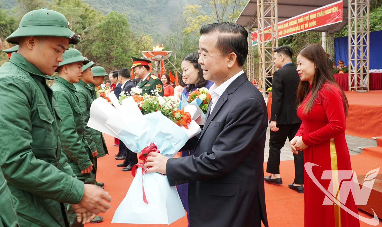 Đồng chí Đỗ Đức Công tặng hoa chúc mừng tân binh.