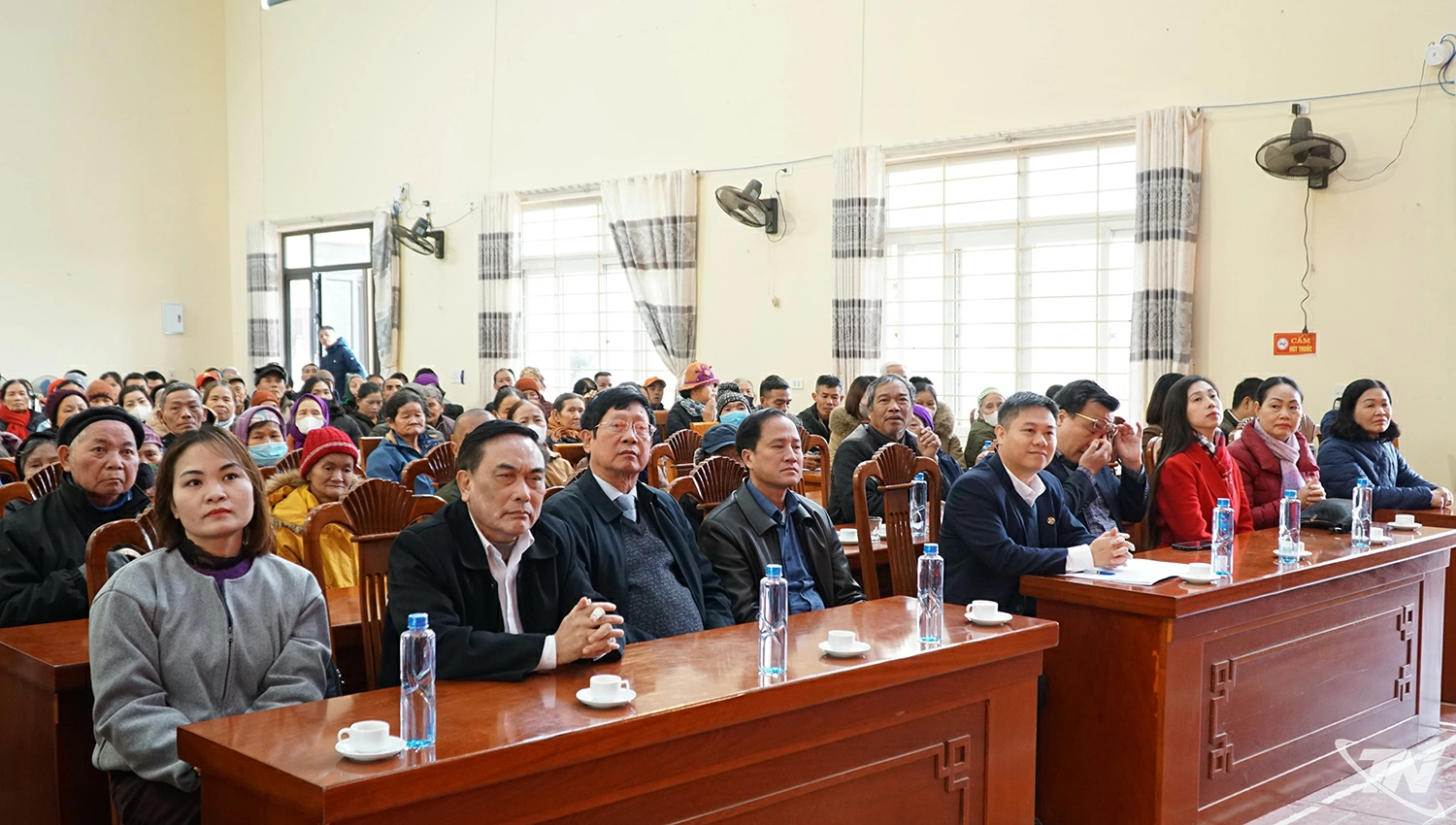 Đại diện c&aacute;c đơn vị hỗ trợ trao qu&agrave; tết tại x&atilde; La Bằng.