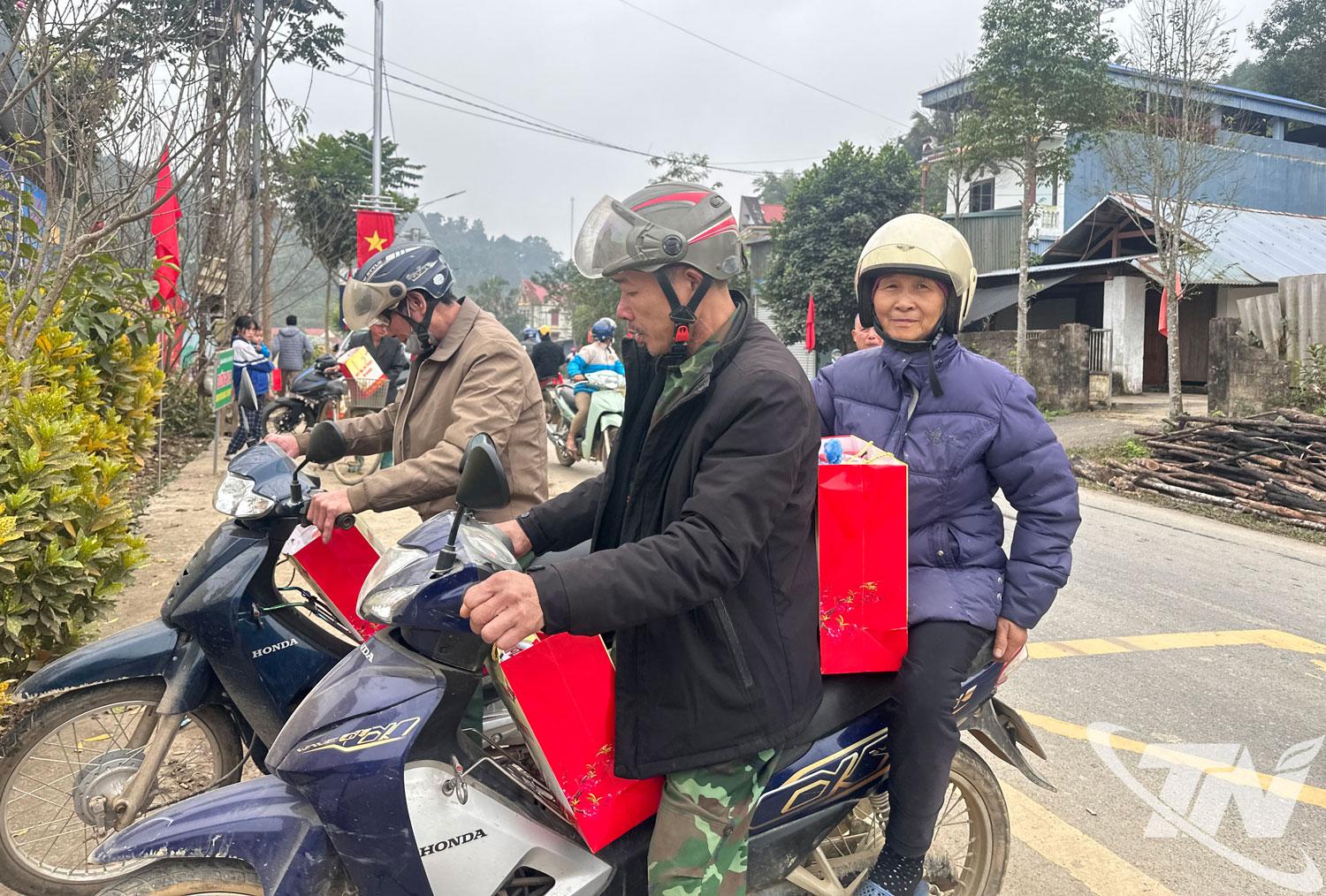 Người d&acirc;n x&atilde; Nghĩa T&aacute;&nbsp;phấn khởi khi được nhận qu&agrave; Tết.