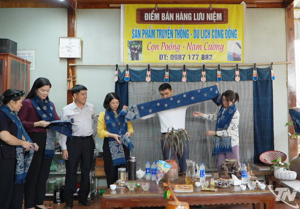 Đoàn giám sát Ban Văn hóa - Xã hội HĐND tỉnh khảo sát thực tế tại điểm du lịch cộng đồng Phiêng Cà - Cọn Pỏong, xã Nam Cường.