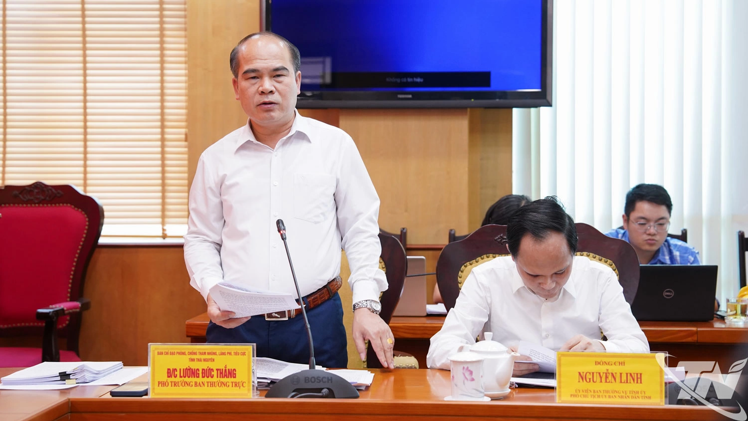 Đồng chí Lường Đức Thắng, Ủy viên Ban Thường vụ, Trưởng ban Nội chính Tỉnh ủy, Phó Trưởng ban Thường trực Ban Chỉ đạo, báo cáo tại Hội nghị.