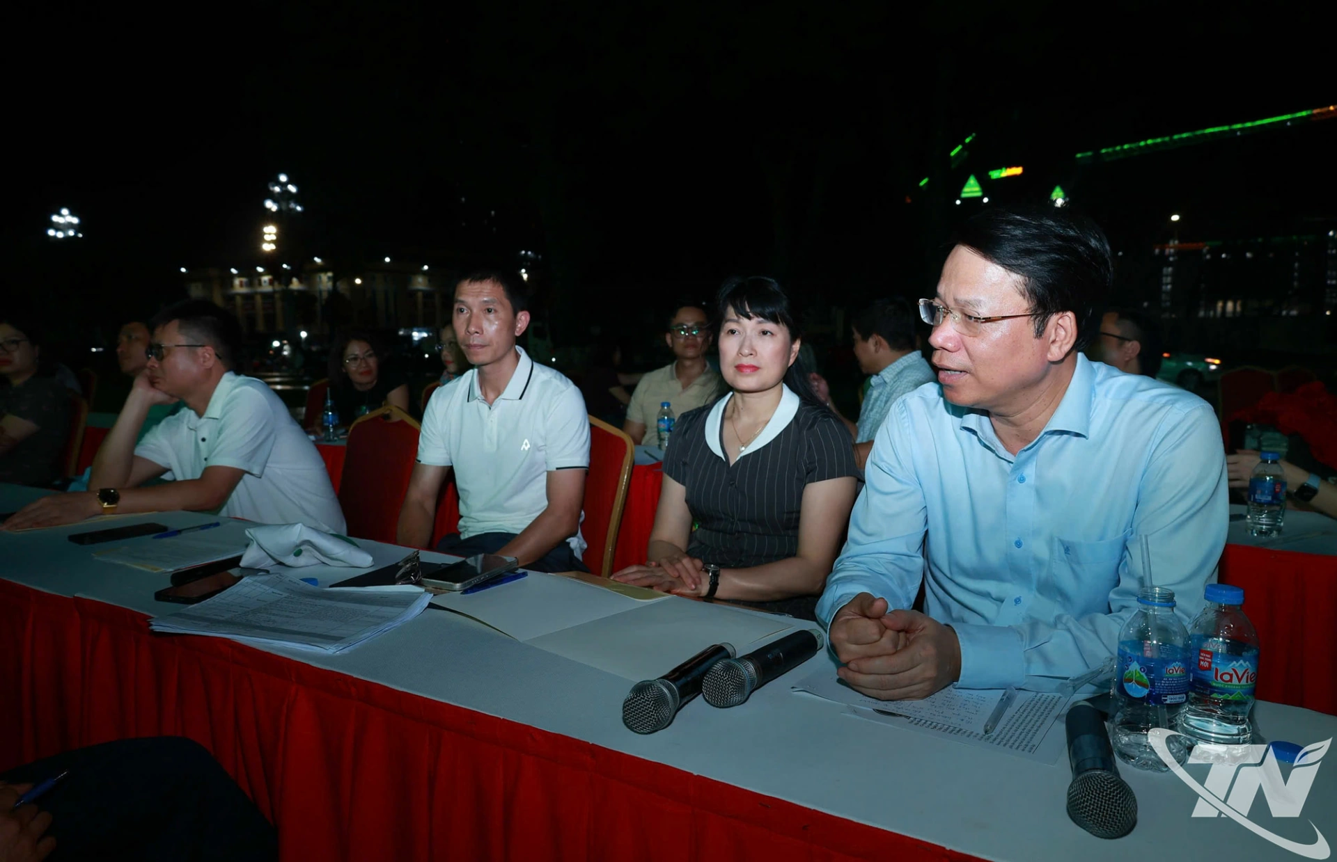Đồng chí Phó Chủ tịch UBND tỉnh Dương Văn Lượng và các thành viên Hội đồng nghệ thuật đề nghị điều chỉnh một số nội dung.