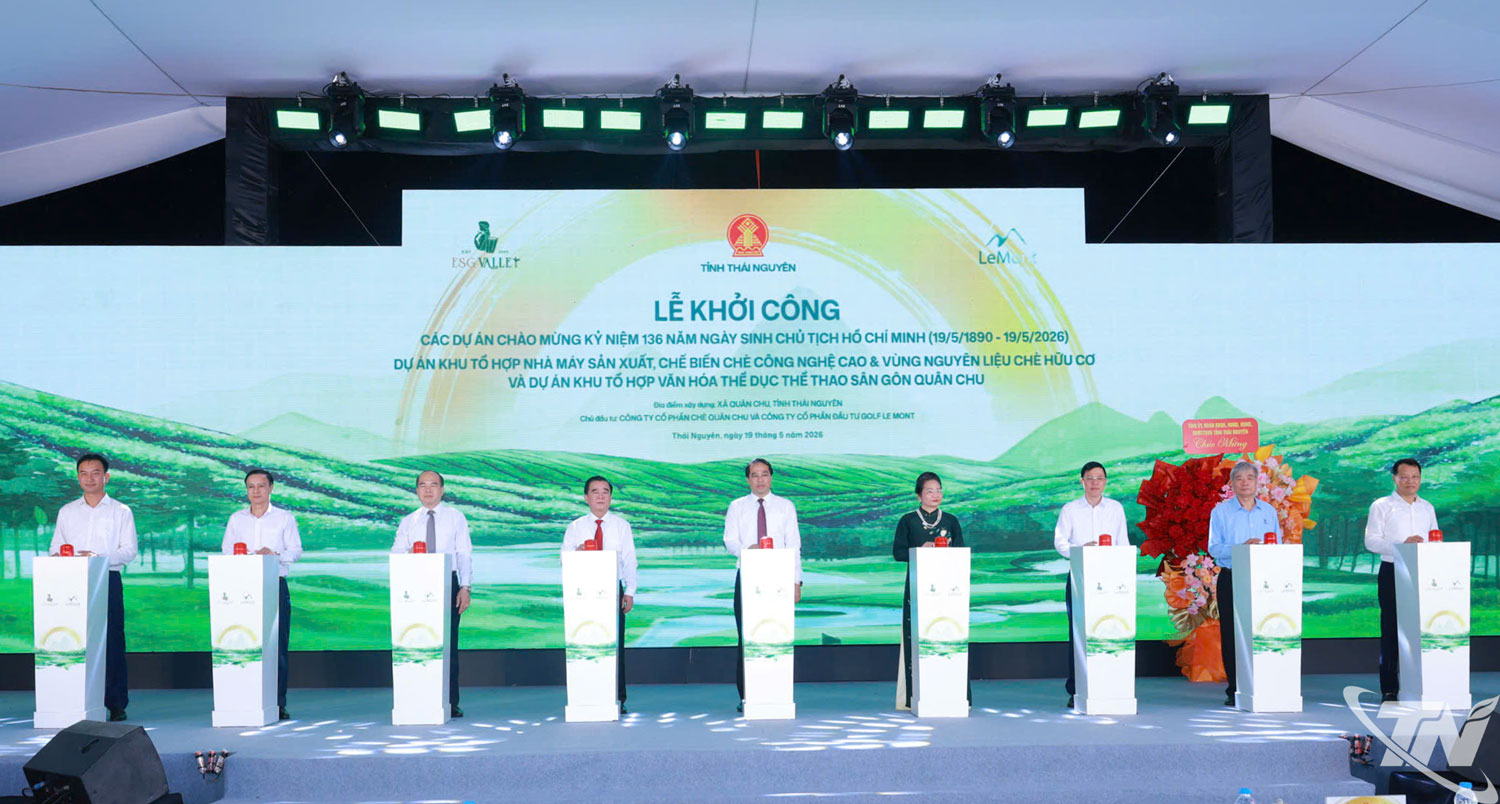 Đồng chí Bí thư Tỉnh ủy Trịnh Xuân Trường cùng các đồng chí lãnh đạo tỉnh và đại biểu thực hiện nghi thức khởi công