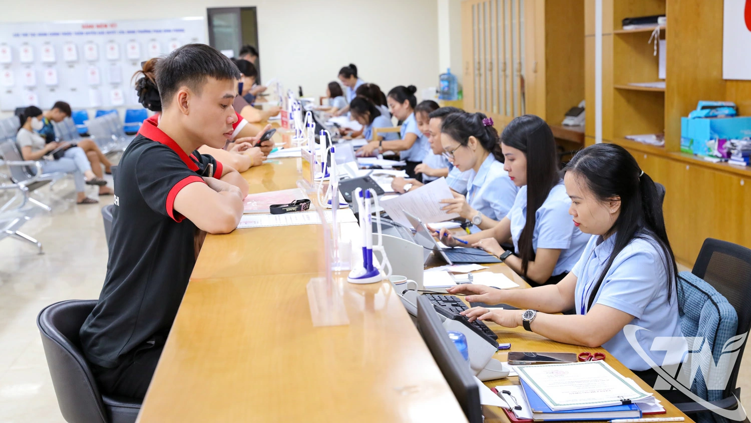 Sau sáp nhập, 92/92 xã, phường của tỉnh đã kiện toàn bộ máy và vận hành ổn định. Tỷ lệ giải quyết hồ sơ đúng hạn đạt trên 99%. Trong ảnh: Giải quyết thủ tục hành chính tại Trung tâm phục vụ Hành chính công phường Phan Đình Phùng.