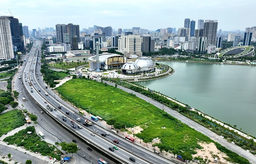 Văn kiện Đại hội lần thứ XVIII Đảng bộ thành phố Hà Nội đặt ra tầm nhìn và định hướng phát triển Thủ đô văn minh, hiện đại, hạnh phúc. Trong ảnh: Tuyến đường Phạm Hùng được đầu tư xây dựng khang trang, hiện đại. Ảnh: Quang Thái