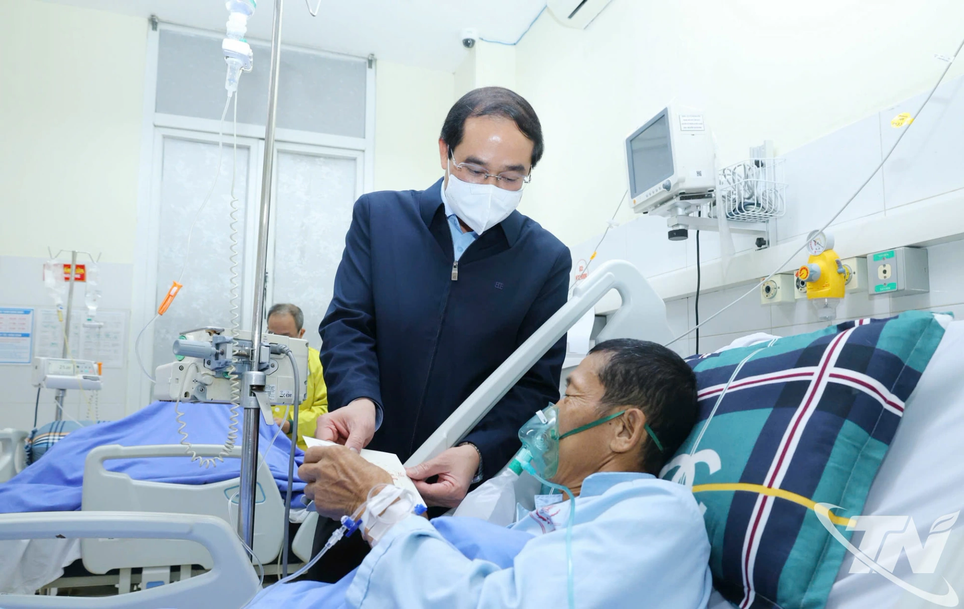 Đồng chí Bí thư Tỉnh ủy Trịnh Xuân Trường động viên các bệnh nhân nặng đang được điều trị tại Khoa Hồi sức cấp cứu.