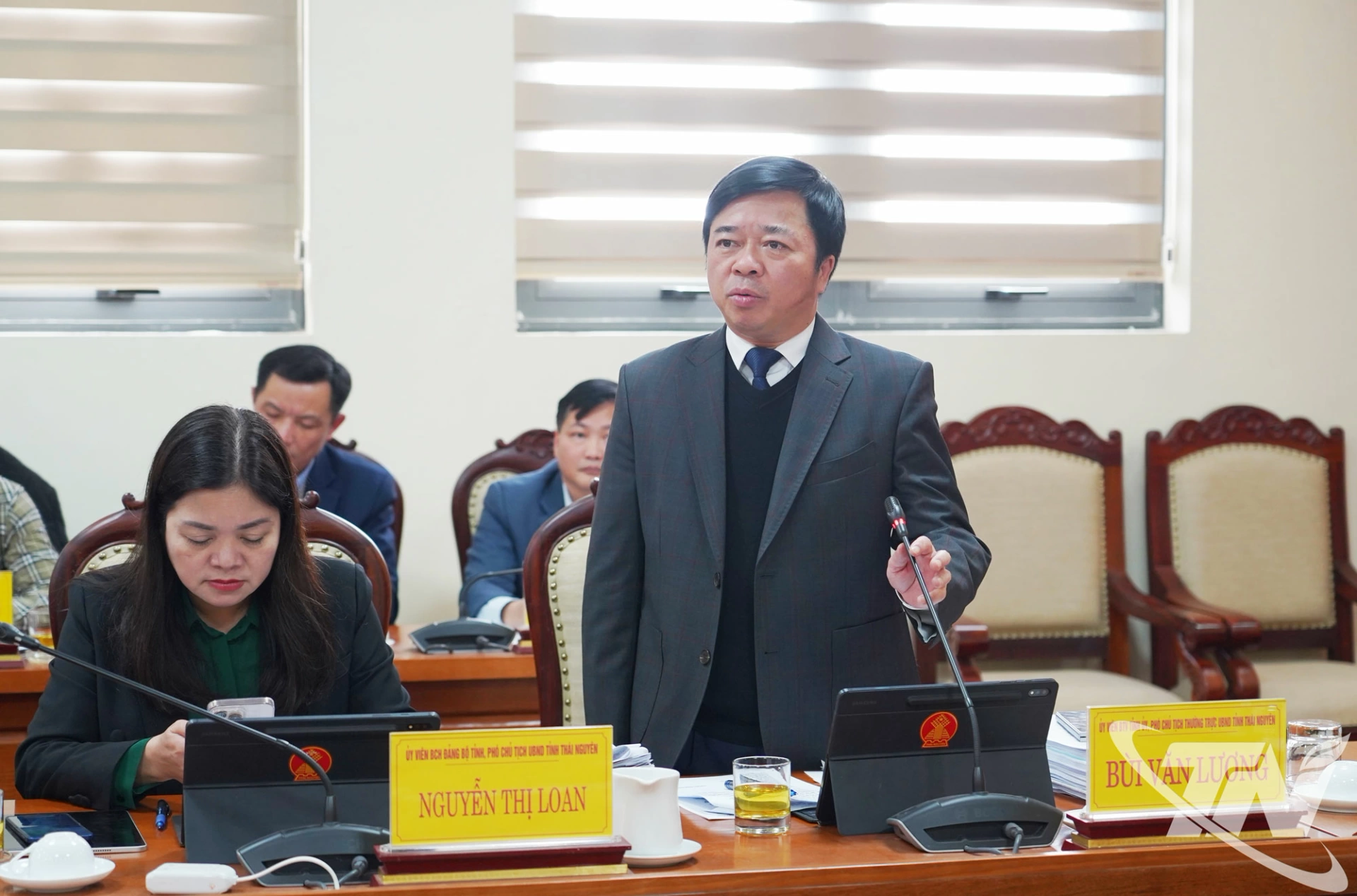 Đồng ch&iacute; Ph&oacute; Chủ tịch Thường trực UBND tỉnh B&ugrave;i Văn Lương ph&aacute;t biểu tại Phi&ecirc;n họp.