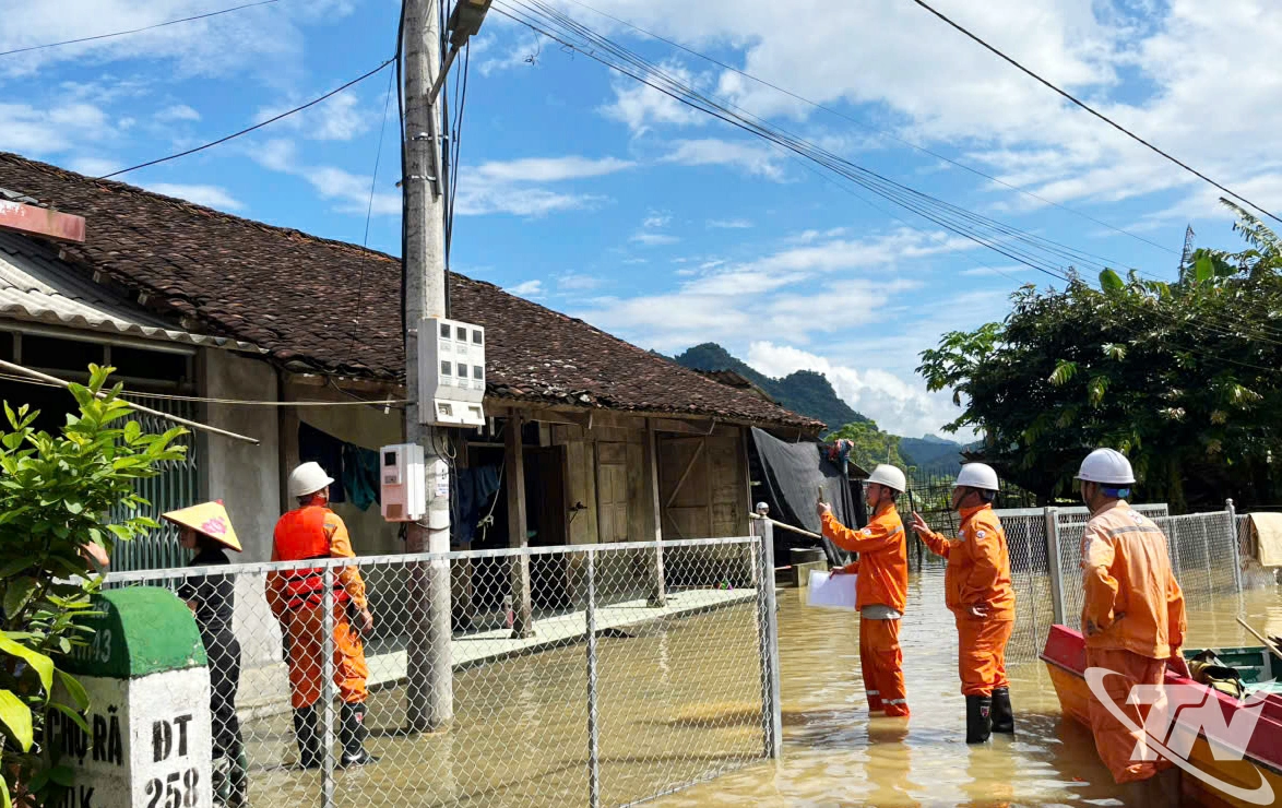 Nước rút đến đâu, cán bộ nhân viên điện lực đến kiểm tra sửa chữa, khắc phục đến đó.