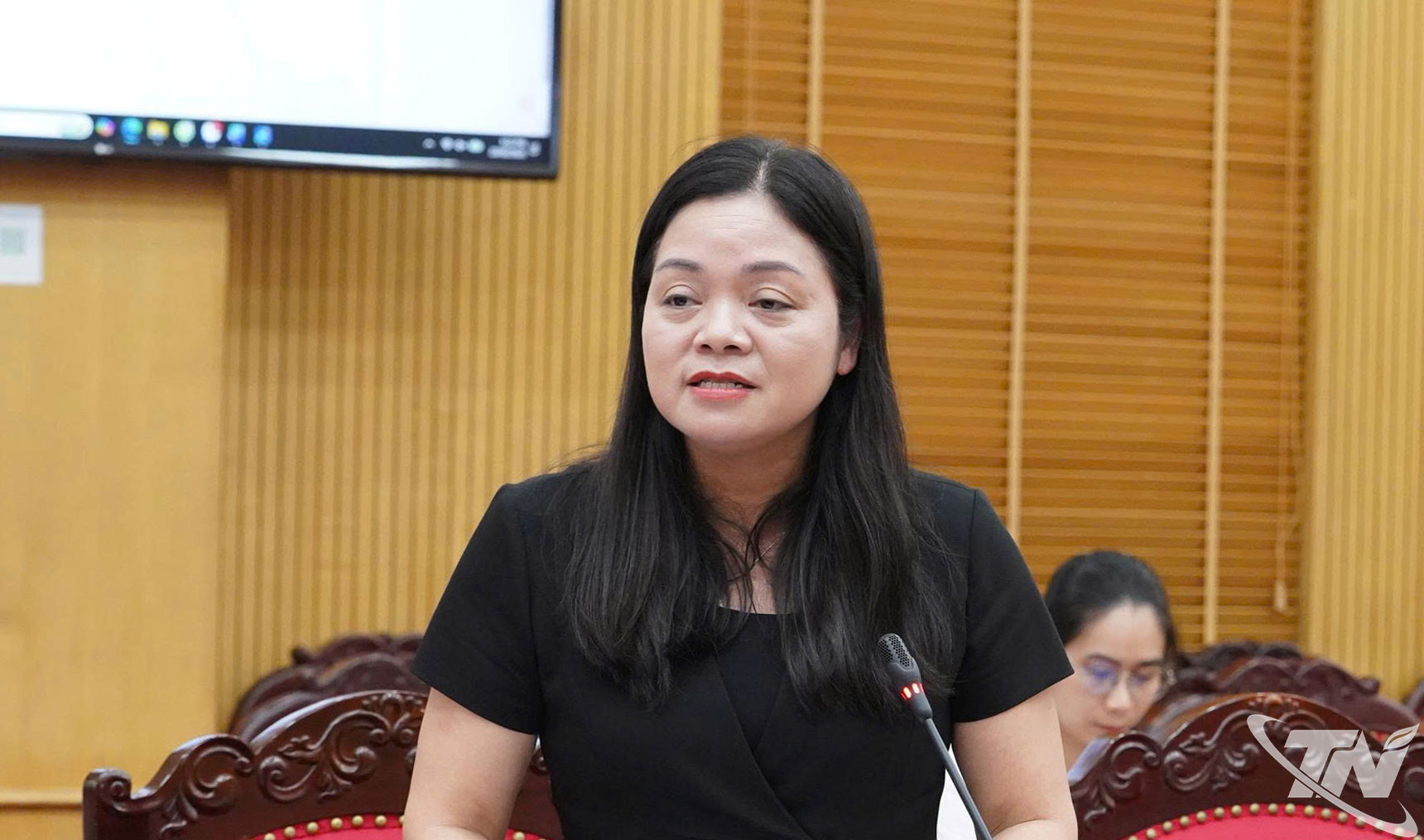 Đồng chí Phó Chủ tịch UBND tỉnh Nguyễn Thị Loan trình bày Tờ trình về việc xin ý kiến về dự thảo Nghị quyết của HĐND tỉnh quy định mức thù lao đối với người giữ chức danh lãnh đạo chuyên trách tại các hội do Đảng, Nhà nước giao nhiệm vụ của tỉnh Thái Nguyên.