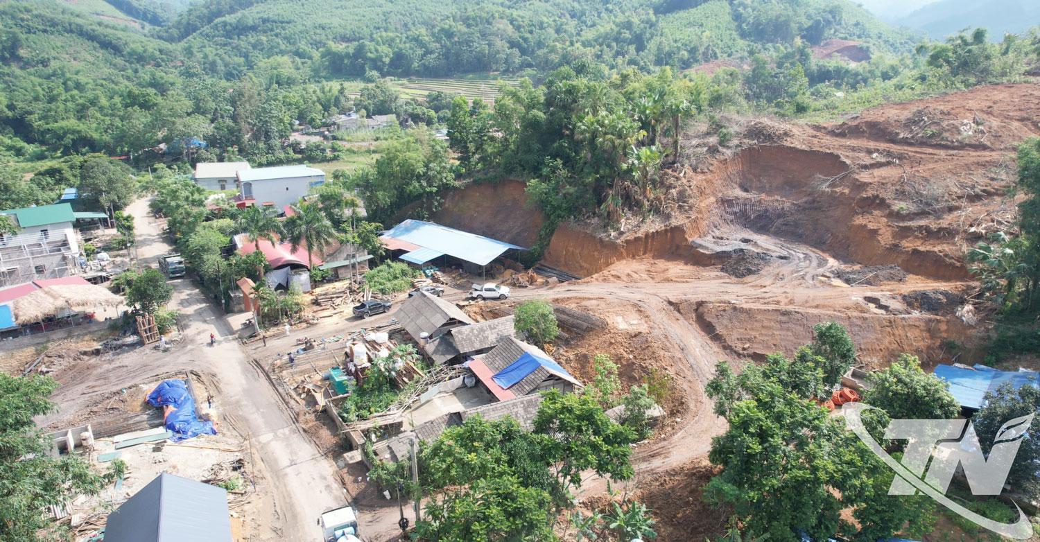 Nhiều hộ dân chờ khu tái định cư hoàn thành để di chuyển, bàn giao mặt bằng phục vụ thi công cao tốc Chợ Mới - Bắc Kạn.