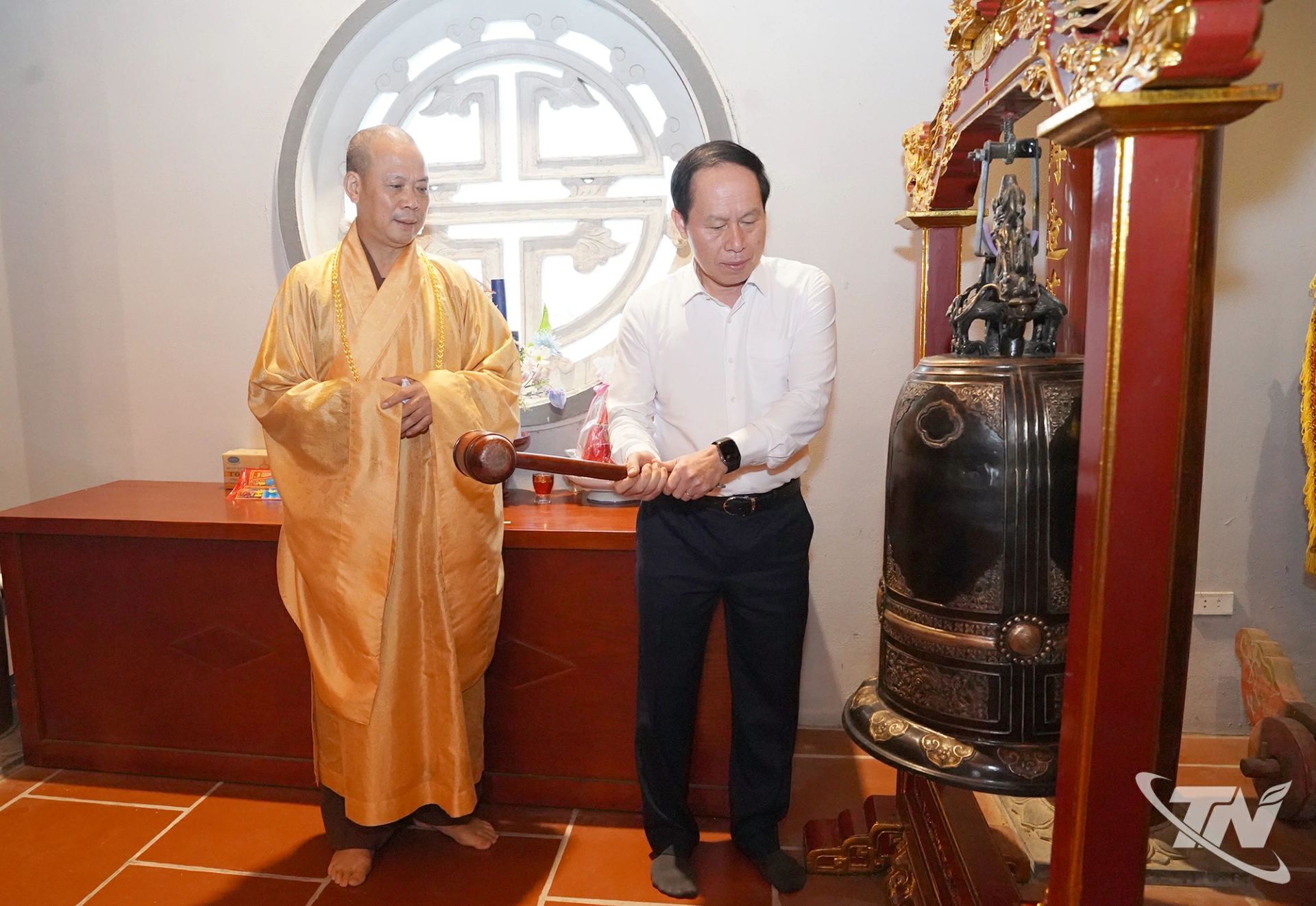 Phó Thủ tướng Chính phủ Lê Tiến Châu thỉnh chuông trước khi vào dâng hương tại Chính điện Đền thờ Đức vua Lý Nam Đế.