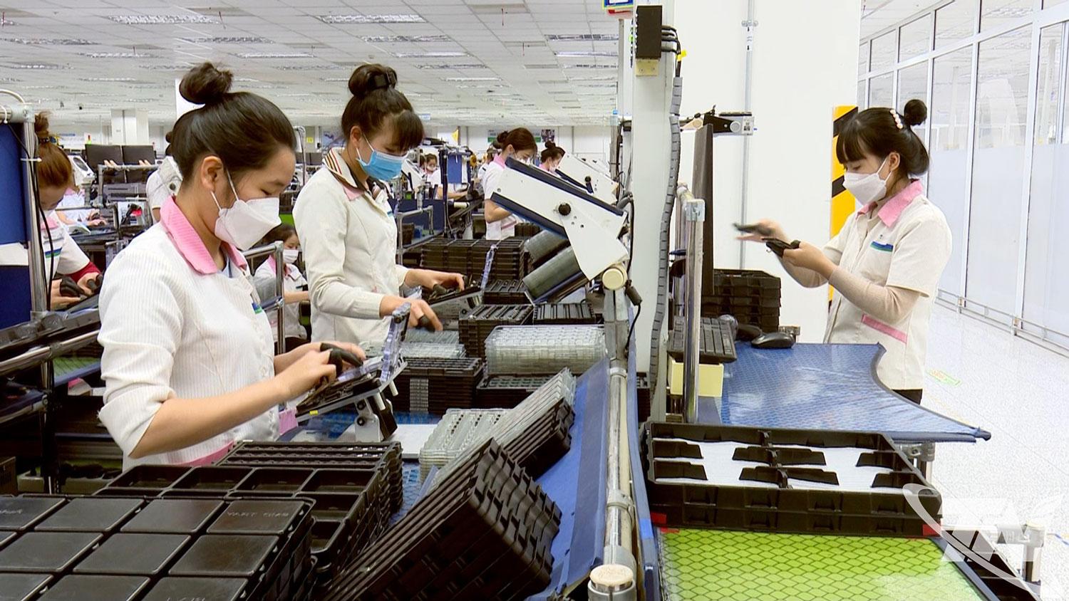 Lũy kế 2 tháng đầu   năm nay, doanh   thu của các doanh   nghiệp trong khu   công nghiệp trên   địa bàn tỉnh đạt   6,85 tỷ USD, tăng   18,56% so với   vùng kỳ; giá trị   xuất khẩu đạt trên   5,93 tỷ USD, tăng   16%.