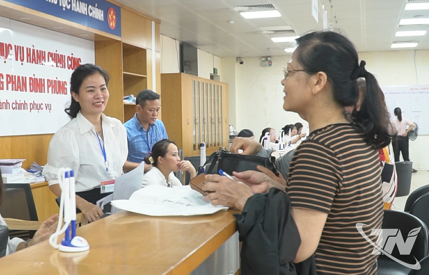 Người d&acirc;n đến giao dịch tại Trung t&acirc;m Phục vụ h&agrave;nh ch&iacute;nh c&ocirc;ng phường Phan Đ&igrave;nh Ph&ugrave;ng.