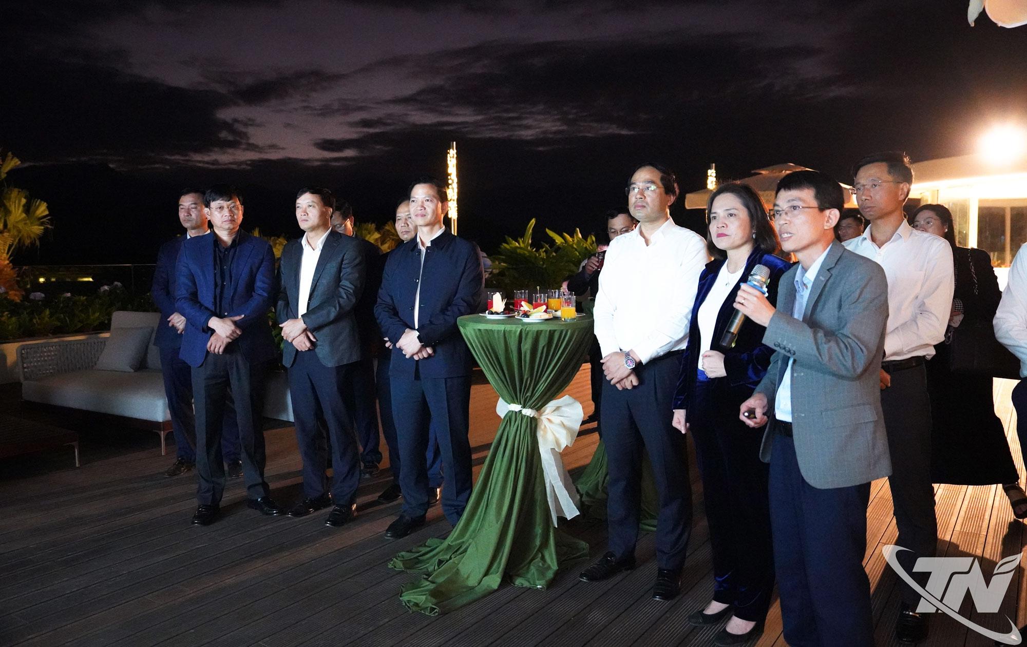 Các đồng chí lãnh đạo tỉnh nghe báo cáo tiến độ triển khai Dự án Khu du lịch nghỉ dưỡng quốc tế 5 sao Flamingo Majestic Island Resort.