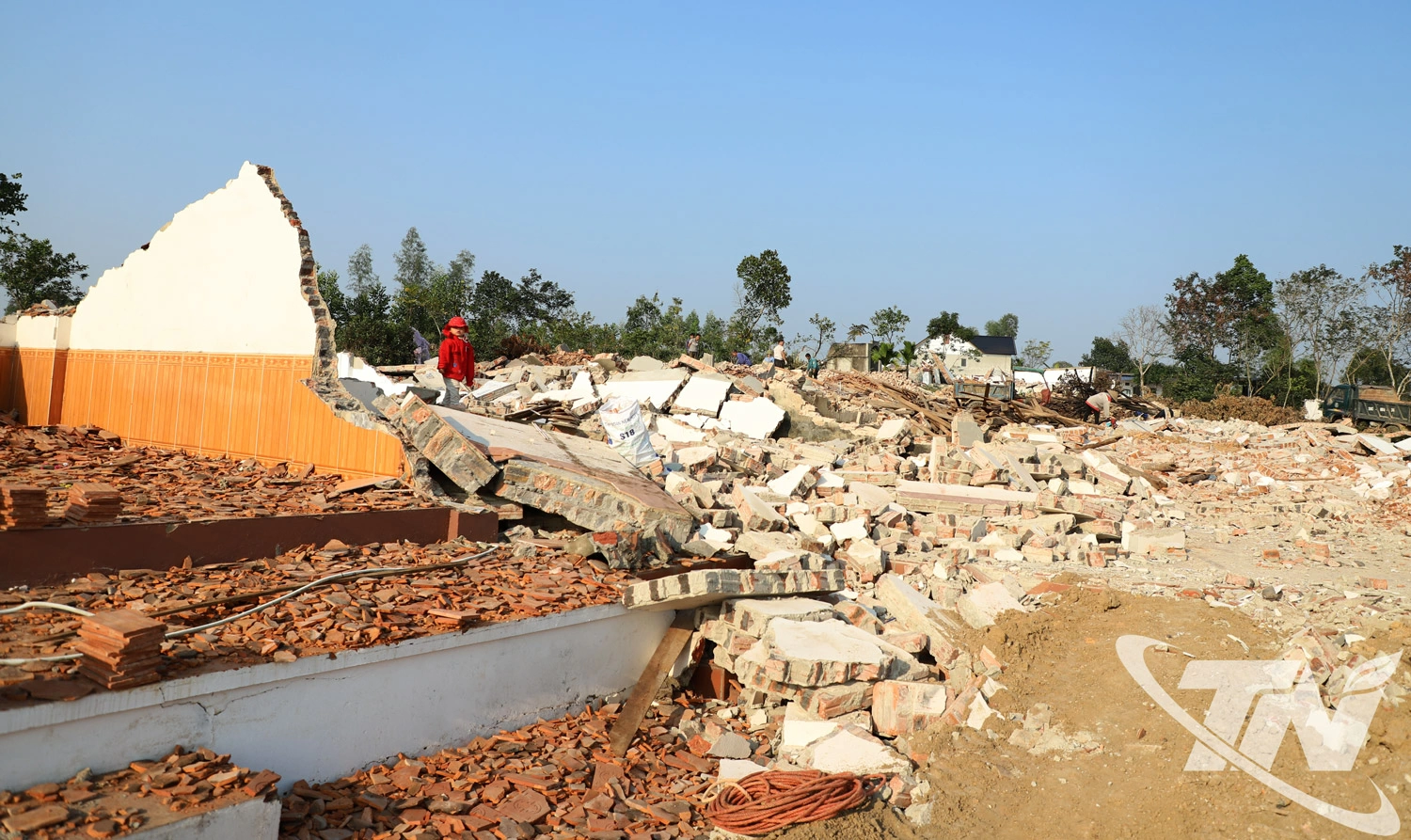 C&aacute;c hộ d&acirc;n   trong v&ugrave;ng dự   &aacute;n chủ động   phối hợp th&aacute;o   dỡ c&ocirc;ng tr&igrave;nh,   b&agrave;n giao mặt   bằng theo đ&uacute;ng   kế hoạch.