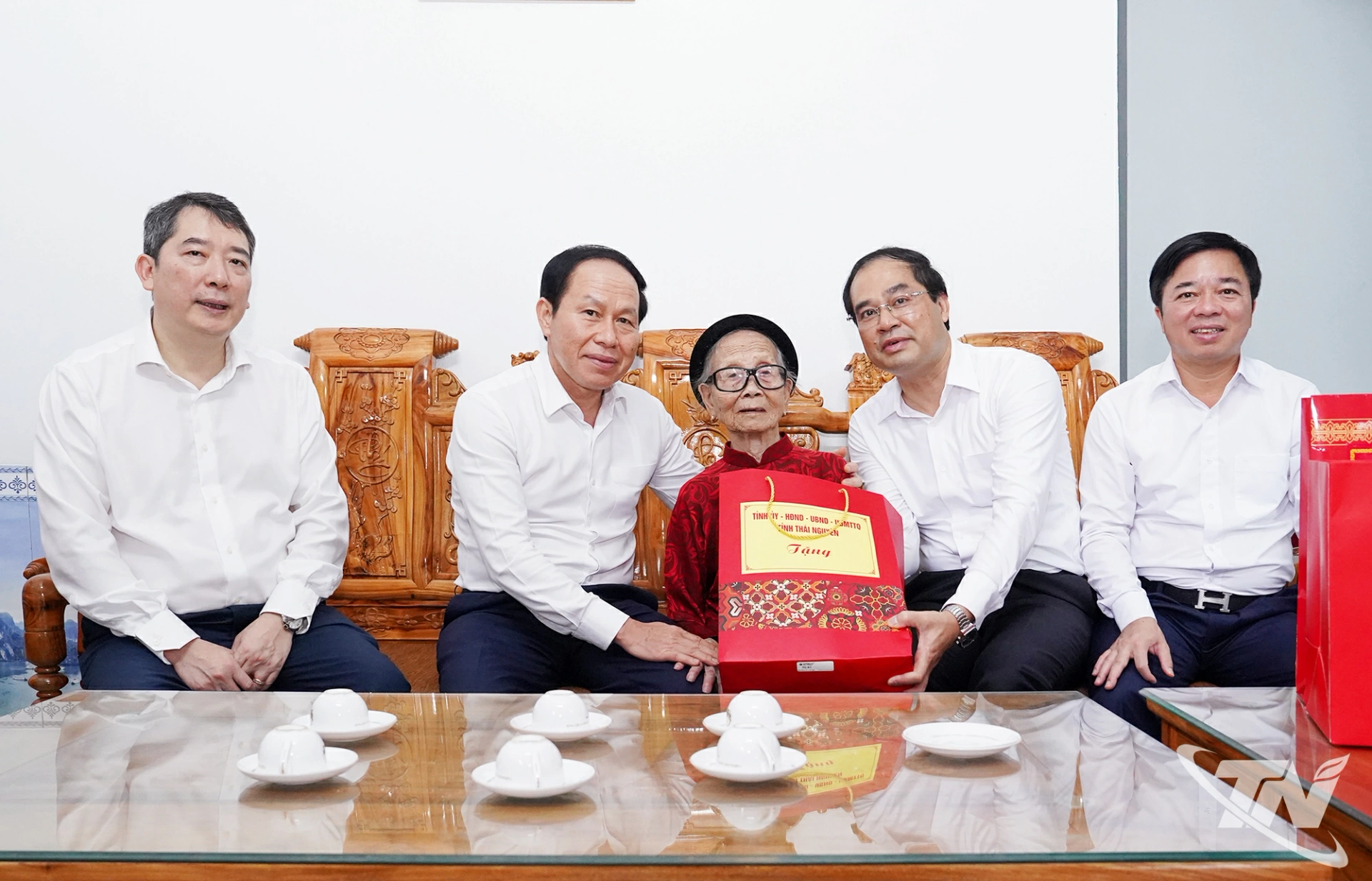 Phó Thủ tướng Chính phủ Lê Tiến Châu và lãnh đạo tỉnh Thái Nguyên tặng quà Mẹ Việt Nam Anh hùng Tạ Thị Trần.