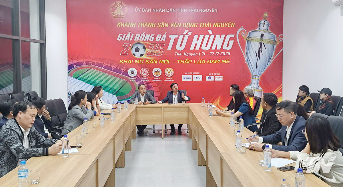 Họp r&uacute;t kinh nghiệm sau buổi tổng duyệt.