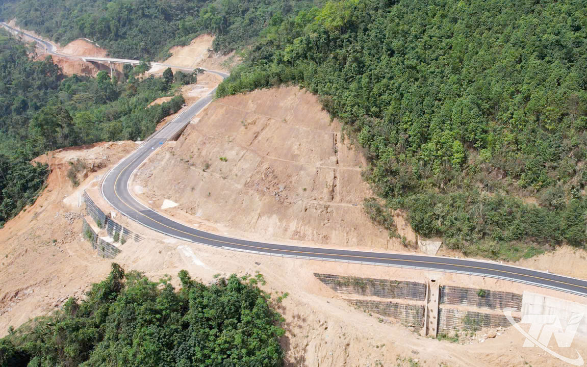 Tuyến đường từ  Bắc Kạn đi hồ Ba  Bể kết nối sang  Na Hang, có chiều  dài 76km, giúp  khai thác tốt hơn  tiềm năng du lịch  và phát triển kinh  tế - xã hội địa  phương.