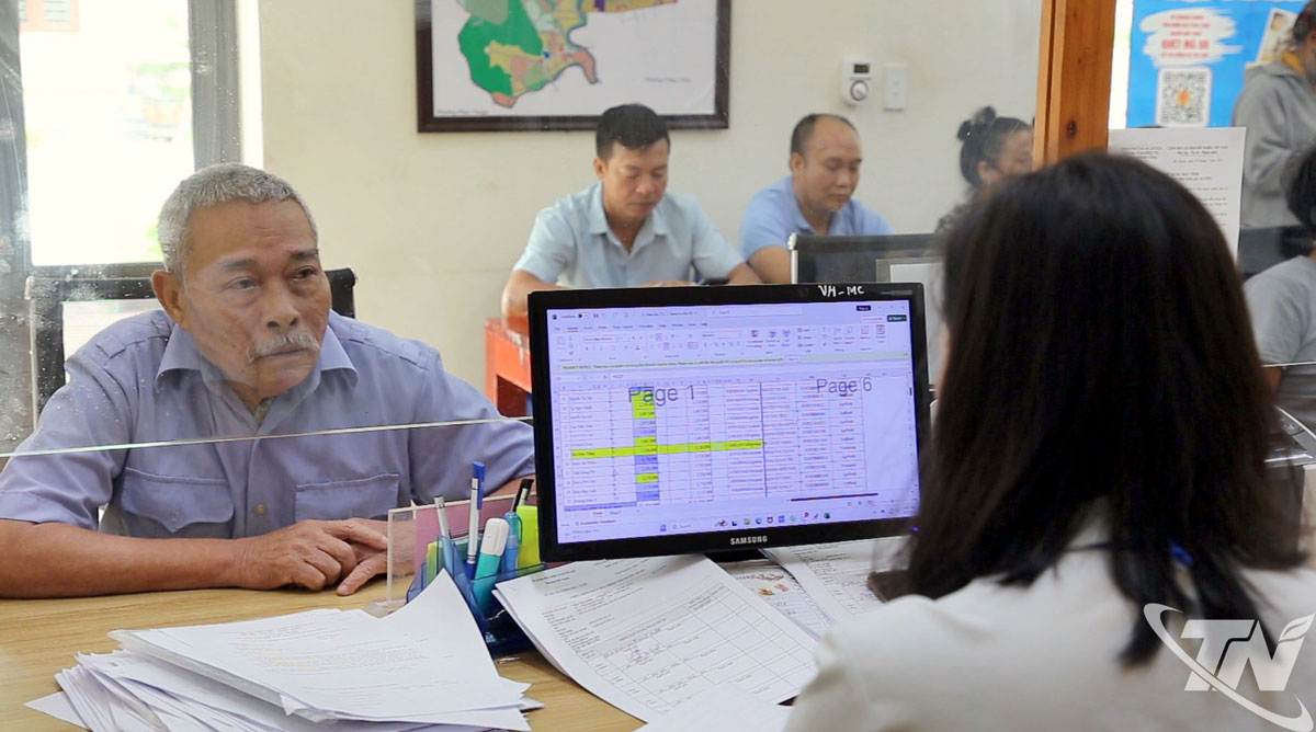 Ông Trần Quang Thi, ở tổ 6A, phường Bá Xuyên thực hiện thủ tục hành chính tại Trung tâm Phục vụ hành chính công phường Bá Xuyên