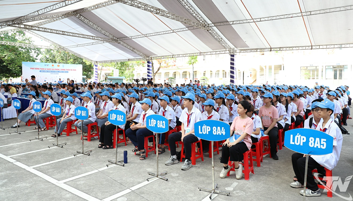 Các em học sinh tại Lễ mít tinh.